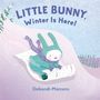 „LITTLE BUNNY, Winter Is Here!“ Deborah Marcero. Illustration: Ein Hase im Schneeanzug rodelt einen Hügel hinab.