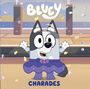 Text: BLUEY CHARADES. Eine stilisierte Cartoon-Figur, ein Hund in einem lila Tutu, steht mit ausgebreiteten Armen.