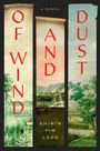 "OF WIND AND DUST" in Rot auf drei Bildrollen. Unten steht "SHIRIN YIM LEOS". Landschaftsmotive in sanften Farben.