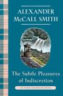 Titel: "The Subtle Pleasures of Indiscretion", Autor: Alexander McCall Smith. Illustration eines Tempels vor Stadtlandschaft.
