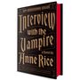 „50th Anniversary Edition. Interview with the Vampire. A novel by Anne Rice.“ Schwarzes Hardcover, rote Buchseiten.