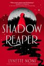 "Das Must-Read-Jugendbuch dieses Jahres" - Rebecca Yarros, "Shadow Reaper" von Lynette Noni. Silhouette im roten Umhang.