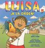 „LUISA, ¡A LA ORDEN!“. Ein Mädchen umarmt einen Hahn vor einer Dorfkulisse.