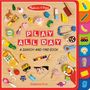 „PLAY ALL DAY“ auf roten Blöcken. Verschiedene Spielzeugmotive wie ein Stethoskop, Orange Juice, Pinsel und Papagei.