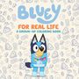 Text oben: "BLUEY FOR REAL LIFE A GROWN-UP COLORING BOOK."  
Illustration zeigt einen fröhlichen blauen Hund mit Filzstiften.