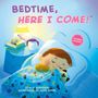 „BEDTIME, HERE I COME! STICKERS INCLUDED!“: Ein Kind schläft im Bett, bunte Bettdecke, Kuscheltier, Nachttischlampe.
