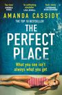 „The Perfect Place“ von Amanda Cassidy. Frau in gestreiftem Badeanzug, Sonnenbrille, liegt mit Handy am Poolrand.