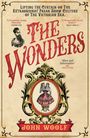 „Lifting the Curtain on The Extraordinary Freak Show Culture of the Victorian Era. The Wonders. John Woolf.“  
Illustration: Zwillingsfiguren in Rokoko-Rahmen.