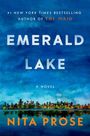 #1 New York Times Bestseller. Emerald Lake. A Novel. Nita Prose. Seeufer mit Bäumen vor blauem Himmel.