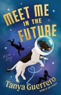 „MEET ME IN THE FUTURE“, Tanya Guerrero. Ein Hund im Raumanzug schwebt, begleitet von zwei schwebenden Personen.