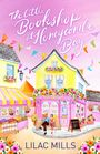 Text: "The Little Bookshop at Honeycombe Bay", "Bookshop", "Lilac Mills". 

Illustration: Eine bunte Buchhandlung mit Blumen, Bank, und Menschen.