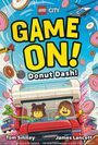 "Game On! Donut Dash!" LEGO Stadt Szenerie. Zwei fröhliche Figuren fahren im roten Auto, umgeben von fliegenden Donuts.