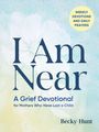 Text: "I Am Near", "Weekly Devotions and Daily Prayers", "A Grief Devotional for Mothers Who Have Lost a Child", Becky Hunt. Dezentes, pastellfarbenes Blumenmuster im Hintergrund.