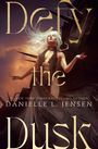 "Defy the Dusk" von Danielle L. Jensen. Eine Frau mit blonden Haaren steht dramatisch, Hintergrund ist düster und stürmisch.