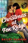 "Christmas at Fox Ridge." Ein Paar kuschelt vor einem Kamin. Im Hintergrund ein geschmückter Kranz und ein Fenster mit Schneelandschaft.