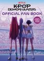 Text: "Netflix KPop Demon Hunters OFFICIAL FAN BOOK". Drei Frauen mit bunten Haaren stehen vor einem vollen Stadion.