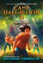 Der Text lautet: "CAMP HALF-BLOOD: THE WILD ZONE" von Rick Riordan und Annabelle Oh. Jugendliche in orangefarbenen Shirts im Wald.