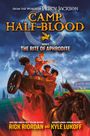 Text: "Camp Half-Blood: The Rite of Aphrodite, Book 2." Illustration: Junge Helden auf einem Streitwagen mit einem schwarzen Pferd.