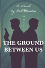"A Novel by Bob Mustin. THE GROUND BETWEEN US." Zwei Männer im Profil, Rücken an Rücken, einer hält eine Pistole.