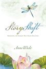 Text: "StoryShift" und "Reshaping the Stories That Shape Our Lives". Aquarell einer Libelle und Seerosen.