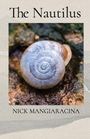 „The Nautilus“ und „Nick Mangiaracina“. Eine Nahaufnahme einer glatten, spiralförmigen Muschel auf einem felsigen Untergrund.