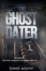 „Ghost Dater. It's a Match! No ghosts. Just the monsters we swipe right on.“ Jemand hält ein Handy mit einer Dating-App.
