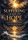 "Suffering leads to hope" steht über einer stürmischen See, beleuchtet von einem strahlenden Sonnenlicht hinter Wolken.