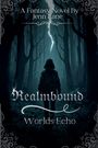 "A Fantasy Novel By Jenn Lane. Realmbound. Worlds Echo." Dunkler Wald mit einer Gestalt in Kapuze und verzierten Rändern.
