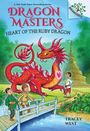"Dragon Masters: Heart of the Ruby Dragon" steht oben. Eine rote Drachenillustration mit Herzsymbol und drei Kinder auf einer Brücke.