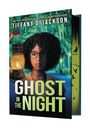 "Ghost in the Night" von Tiffany D. Jackson. Eine Person mit Laterne im Wald, grüne und schwarze Farbtöne.