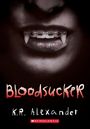 "Bloodsucker" steht in blutroter Schrift. Darunter "K.R. Alexander". Ein Mund mit Vampirzähnen und Zahnspange ist zu sehen.