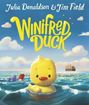 "Winifred Duck." Illustration einer gelben Ente im Meer, fröhliche Farben, Himmel mit Wolken, bunte Schiffe im Hintergrund.