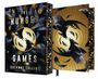 "The Hunger Games" und "Suzanne Collins" auf einem Cover mit zwei schwarzen Vögeln und Federn in einem goldenen Kreis.