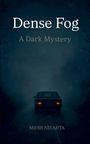"Dense Fog: A Dark Mystery." Unten ein Auto auf nebliger Straße, umgeben von Bäumen. Dunkle, geheimnisvolle Stimmung.