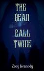 "The Dead Call Twice" und "Zoey Kennedy" vor einem düsteren, geheimnisvollen Hintergrund mit teilweise verdecktem Gesicht.