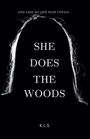 "She Does the Woods" und "K.L.S" vor einem dunklen Hintergrund mit Umriss eines Kopfs im Gegenlicht.
