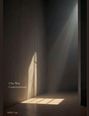 "One Way Conversations" und "Mollie Vega". Lichtstrahlen durch ein Fenster werfen Schatten in einem minimalistischen Raum.