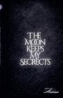 "The Moon Keeps My Secrets" in stilisierter Schrift auf einem sternenübersäten, dunklen Hintergrund. Unten rechts der Name "Ninisama".