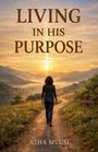 Text: "LIVING IN HIS PURPOSE" und "ATHA MVUSI". Eine Person geht einen Pfad entlang mit Bergen und Sonnenuntergang.