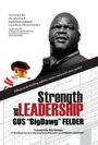 „Strength and Leadership“, GUS „BigDawg” FELDER. Ein großformatiger Mann und ein Footballspieler im Hintergrund.