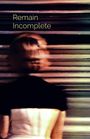 Text: "Remain Incomplete". Verschwommenes, abstraktes Bild einer Person vor gestreiftem Hintergrund.