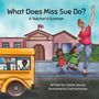 „What Does Miss Sue Do? A Teacher's Summer“. Illustration: Lehrerin verabschiedet Kinder vor einem Schulbus und Schulgebäude.