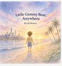 "Little Gummy Bear, Anywhere" von Lila Mooney. Ein Kind steht am Strand, in Richtung Sonnenuntergang und Stadt.