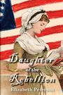 „Daughter of the Rebellion“ und „Elizabeth Peterson“. Frau in historischer Kleidung mit Brief, vor Flaggen-Hintergrund.