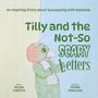 "Tilly and the Not-So Scary Letters" oben. Dinosaurier in grüner Verkleidung lächelt, links beige, rechts blauer Hintergrund.