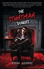 "The Stuntman Diaries" von John Gilbert. Ein Mann in Lederjacke und Sonnenbrille sitzt in einem Sessel mit Buch.