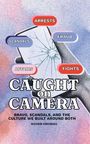 Texte: ARRESTS, FRAUD, SCANDALS, AFFAIRS, FIGHTS, CAUGHT on CAMERA. Hintergrund: Illustration eines gesprungenen Handydisplays.