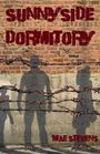 Text: "SUNNYSIDE DORMITORY" und "MAE STEVENS". Schatten von Menschen hinter Stacheldraht vor einer Backsteinwand.