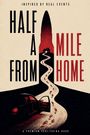 "HALF A MILE FROM HOME" und "INSPIRED BY REAL EVENTS" über einem Auto auf einem Weg mit Fußspuren zu einem Haus.