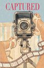 "CAPTURED" steht oben in Rot. Eine Vintage-Kamera ist zwischen zwei Beinen mit weißen Sandalen zu sehen. Der Name "Signe Torvik" ist auf einem Filmstreifen geschrieben.